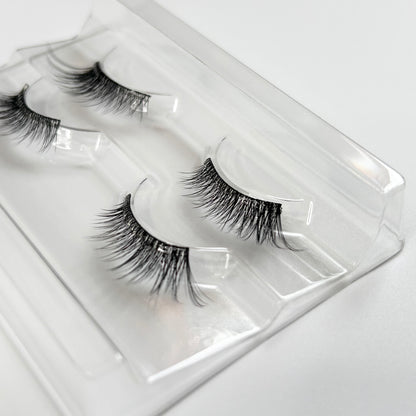 FINAL BOARDING – Natural Minimal Wisp Pre-glued Half Lashes