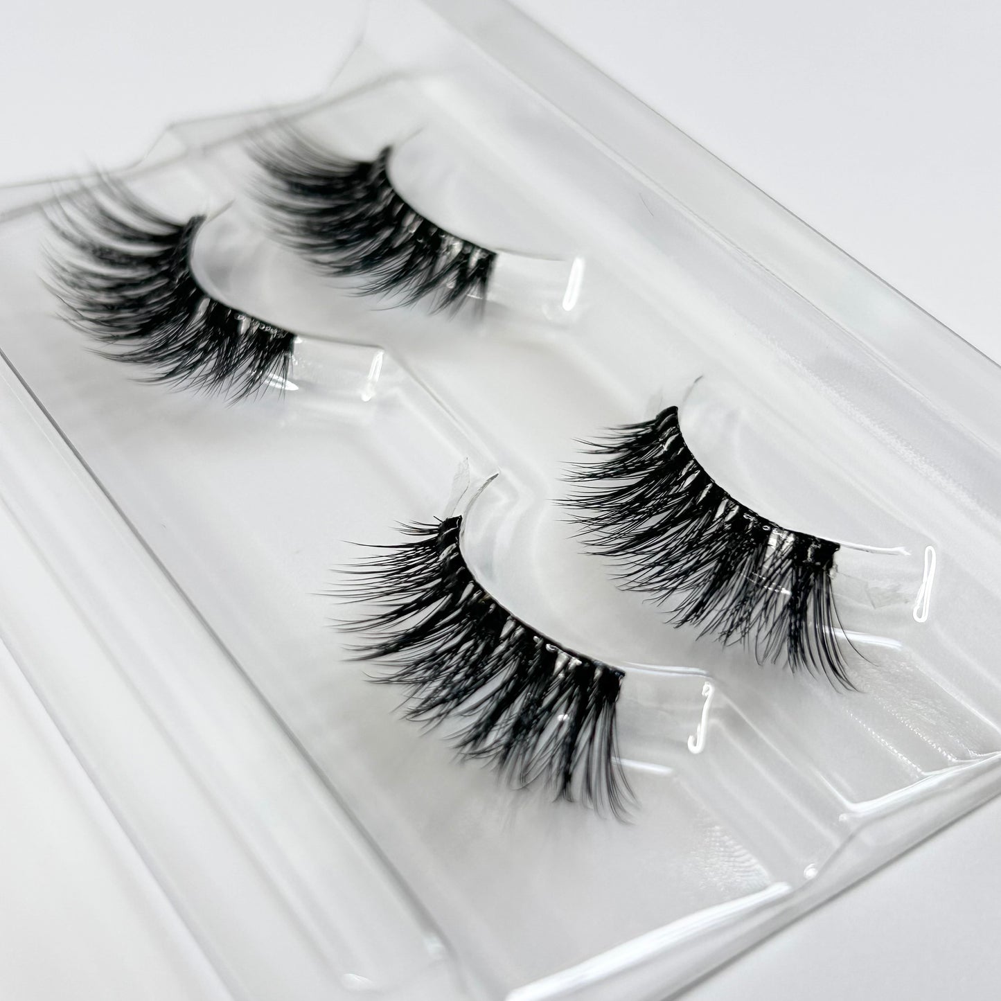 FIRST CLASS FLICK – Fluffy Volume Pre-glued Half Lashes