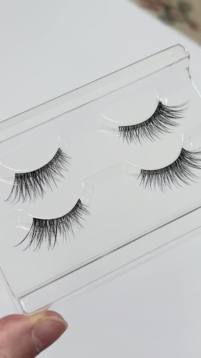 FINAL BOARDING – Natural Minimal Wisp Pre-glued Half Lashes